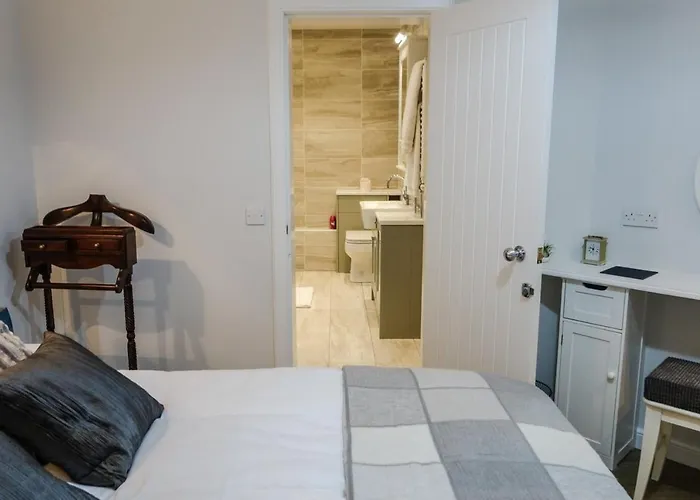 Quiet Ground Floor Mews Flat&parking