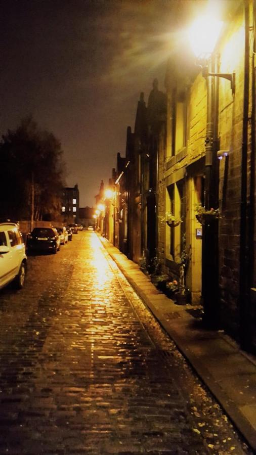 Quiet Ground Floor Mews Flat And Parking * Edimburgo